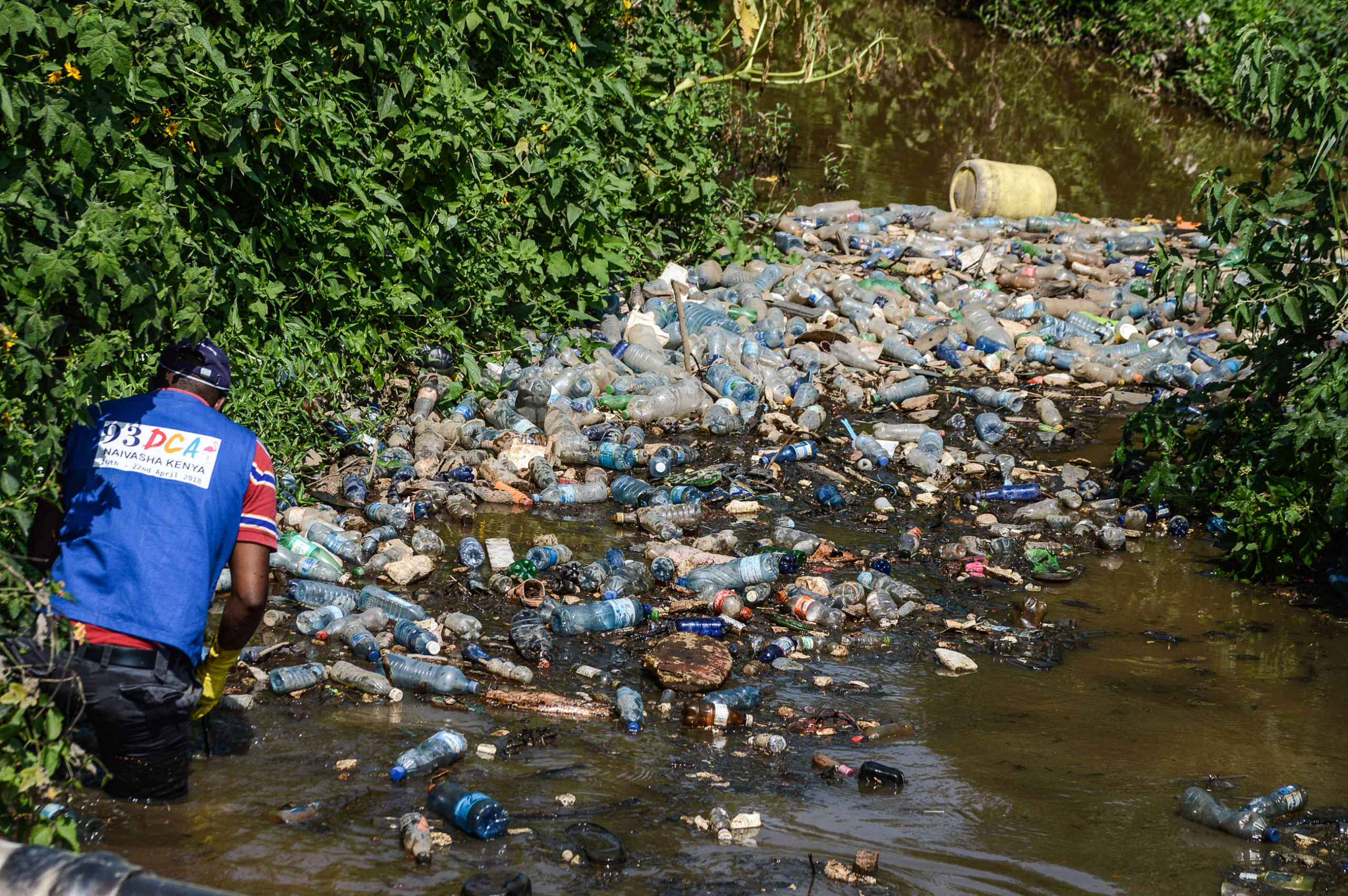 El voluntario Joab Okello retirando plásticos atascados en el río Njoro, en Nakuru, Kenia.
Fotografía por James Wakibia.