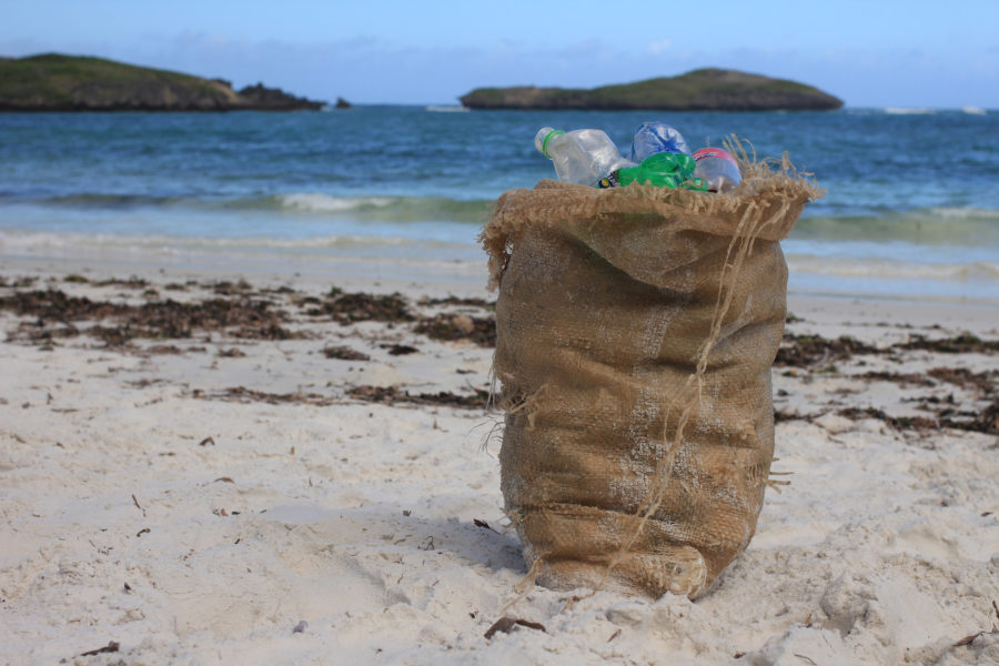 Plástico recolectado en una playa de Kenia