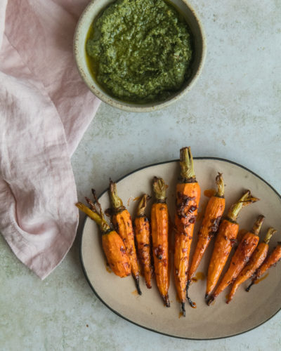 Zanahorias al horno y pesto con sus tallos