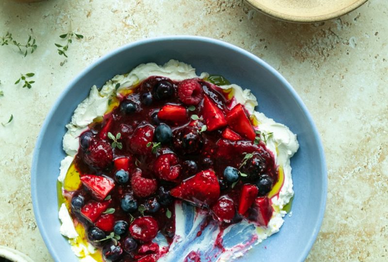 Labneh, frutos rojos y aceite de oliva